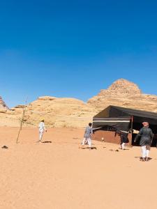 DisahEnjoy Wadi Rum stars的一群人在沙漠里玩游戏