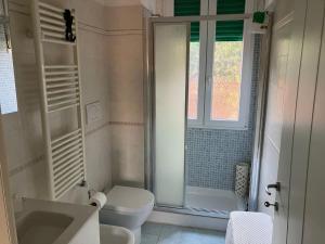 圣托斯特凡诺港Casa vacanze fortezza的浴室配有卫生间、盥洗盆和淋浴。