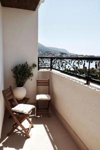 斯普利特lo͝or luxury retreat的阳台配有椅子和植物