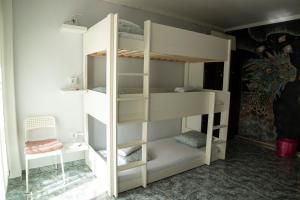 马德里Habitación Familiar的客房内的一张白色双层床和椅子