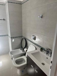 波萨达斯Terrazas RV Adults Only No se cobran los impuestos的白色的浴室设有卫生间和水槽。