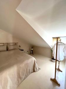斯普利特lo͝or luxury retreat的卧室配有白色的床铺和屋顶