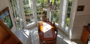 LushnjëCountry House Bubullime Albania (Villa - Cottage)的客房设有桌椅和窗户。