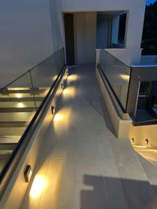 尼坡帝Marthina Luxury Living的建筑物一侧有灯光的楼梯