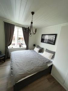 奥勒松Light home apartment Alesund with free parking的卧室配有白色的床和吊灯。