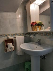 伊斯基亚Casa Borgo Sant'Angelo的浴室配有盥洗盆、镜子和毛巾