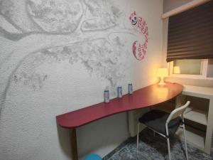 马德里Habitación Familiar的一张桌子,在墙上画着画