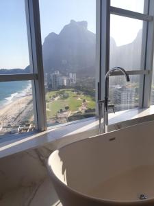 里约热内卢Hotel Nacional Rio de Janeiro的设有带水槽的浴室,享有海滩美景