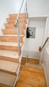 希贝尼克House Gorica的铺有木地板的房屋内的楼梯