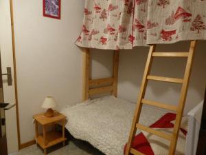 Studio Arêches-Beaufort, 2 pièces, 5 personnes - FR-1-342-192客房内的一张或多张双层床