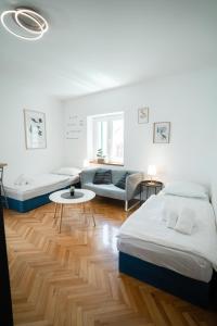 希贝尼克House Gorica的一间带两张床和一张沙发的卧室
