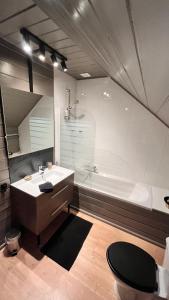 雷杜Gîte Libre’Air的浴室配有盥洗盆和浴缸。