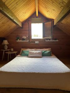 塞特尼尔Casa Rural Las Bodegas的木制客房内的一张大床,设有窗户