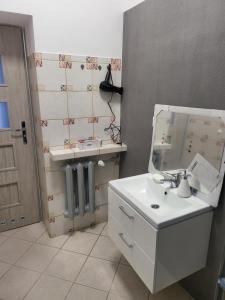 华沙Rooms4Rest Wiertnicza - Private rooms for tourists - ATR Consulting Sp, z o,o,的浴室设有白色水槽和镜子