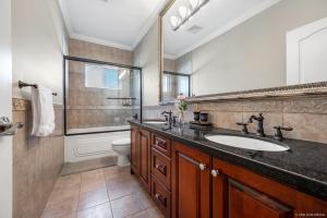 高贵林Share Home 1BD suite in Coquitlam的一间带水槽和淋浴的浴室