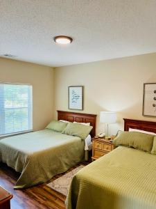 默特尔比奇Two-Bedroom Vacation Condo的一间卧室设有两张床和窗户。