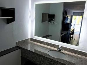 查尔斯顿Suburban Studios North Charleston I-526的一间带水槽和镜子的浴室