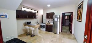 瓜亚基尔NCG Suite的一间带冰箱和水槽的小厨房