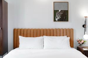 圣地亚哥The Guild Hotel, a Tribute Portfolio Hotel的卧室配有带白色枕头的大床