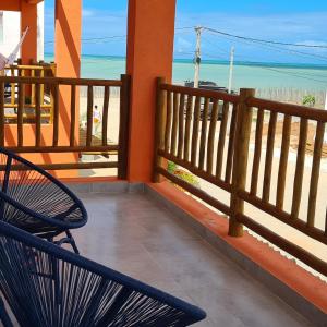 圣米格尔-杜戈斯托苏Casa Gostoso Mar的海滩景阳台的长凳