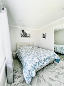 千橡市Contemporary Zen Place - Entire First Floor的一间卧室配有一张带蓝色和白色床单的床。