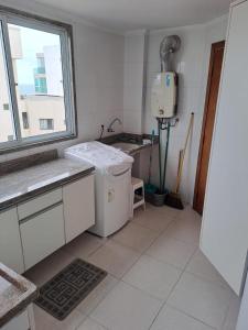 瓜拉派瑞MAR & SERRA - PRAIA do MORRO的一间带洗衣机和窗户的浴室