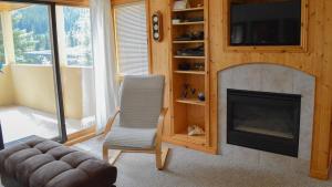 太阳峰Snow Creek Village #49的客厅配有椅子和壁炉