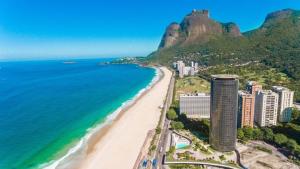 里约热内卢Hotel Nacional Rio de Janeiro的享有海滩、建筑和大海的景色