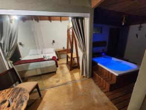 瓜拉派瑞Terraço的一间大浴室,内设浴缸