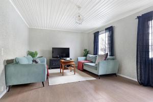 皮特奥Guestly Homes - 3BR Seaside Luxury Villa的客厅配有两张沙发和一台电视机