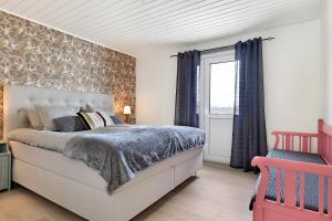 皮特奥Guestly Homes - 3BR Seaside Luxury Villa的一间卧室设有一张大床和一个窗户。