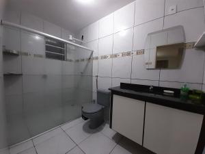 大坎皮纳FLAT FAMILIAR com garagem até 5 pessoas的白色的浴室设有卫生间和水槽。