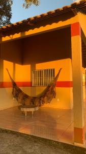 北瓜拉西亚巴Chalés Recanto的挂在建筑物一侧的吊床