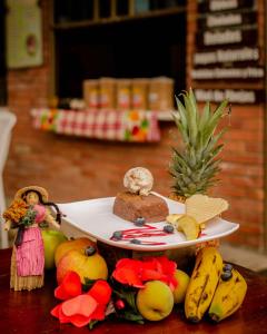 派帕Villa Libertad的桌上放着一盘水果的食物