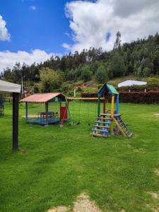 派帕Villa Libertad的一个带游戏设备的草地游乐场