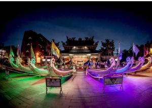 安平区台南运河民宿 的享有多彩灯光建筑的夜景