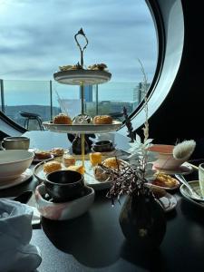 基督城Christchurch City Hotel的桌子上带食物盘的桌子,桌子上带窗户