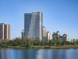 广州广州南沙越秀喜来登酒店的一大片水边的高楼