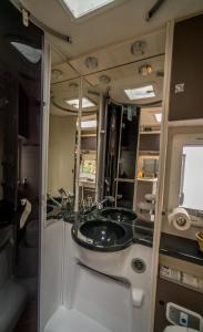 瓦伦西亚Caravana Rustic Escapes的浴室设有两个水槽和镜子,位于走廊