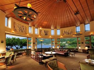 富士河口湖富士湖酒店的餐厅设有带桌椅的大房间