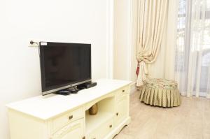 敖德萨Hotel Menshikov的客厅的白色橱柜上的电视