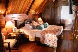 卡利Finca Villarreal的一间卧室配有一张带木墙和木地板的床。