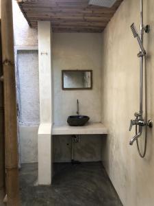 吉利阿尔La Bohème的客房内的盥洗盆浴室