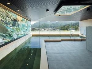 嬉野市Hotel Sakura Ureshino的墙上有大画的游泳池