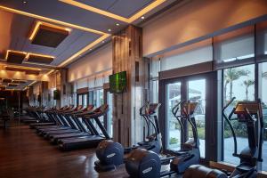 海口海口丽思卡尔顿酒店的健身房设有一排跑步机和椭圆机