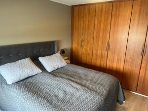 哈纳弗约德尔Eskivellir的一间卧室配有一张床和一个木制橱柜