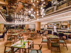 上海上海波特曼丽思卡尔顿酒店的一间带桌椅的餐厅和一间酒吧