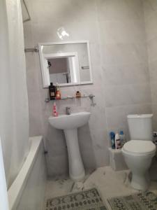 PromyshlennyyКвартира ЖК Балкадиша的一间带水槽、卫生间和镜子的浴室