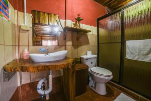 戈尔菲托Canto del Tucán Lodge and Farm的一间带水槽和卫生间的浴室