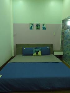 Ấp Lợi ÐủHO GIA AN Home - King Room的一间卧室,卧室内配有一张蓝色大床